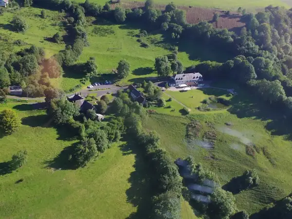 vue aérienne Moments Nature: gîte de groupe dans le Cantal