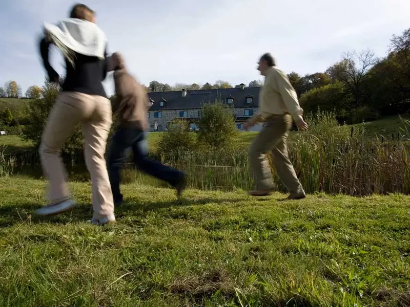 famille en balade dans le Cantal
